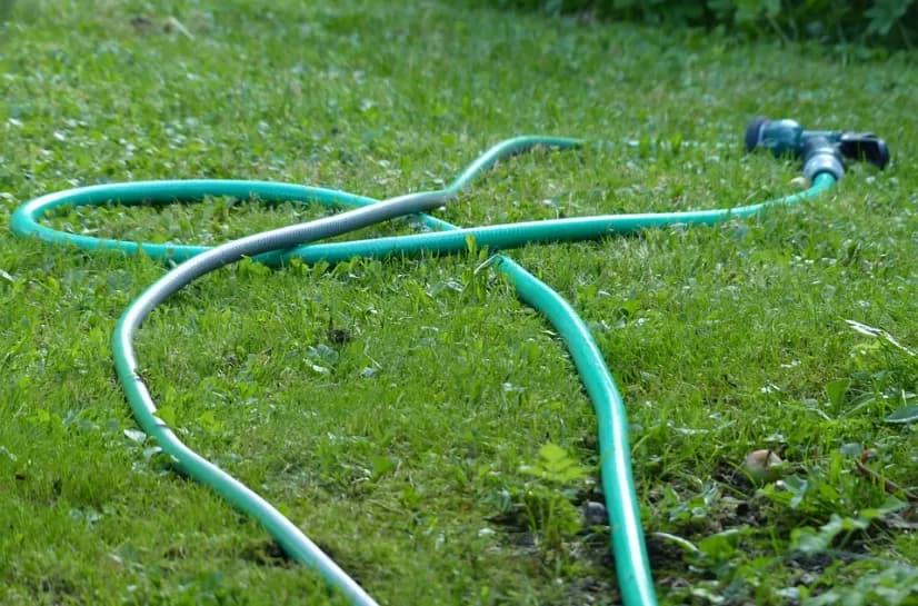 Jak wyprostować wąż ogrodowy? Praktyczne metody i porady do zastosowania