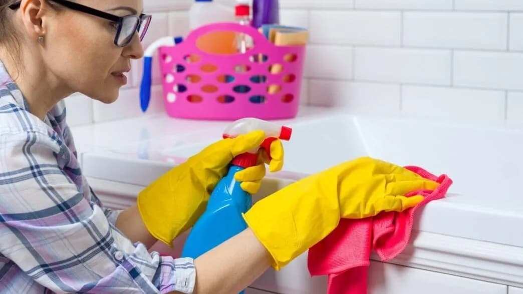 Skuteczne metody, czym usunąć silikon z paneli, które naprawdę działają