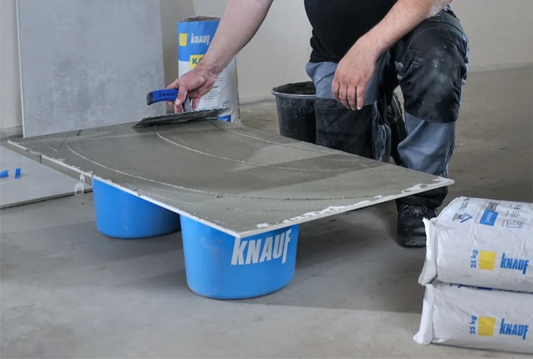 Jaki klej do gresu na taras wybrać, by uniknąć problemów z wilgocią?