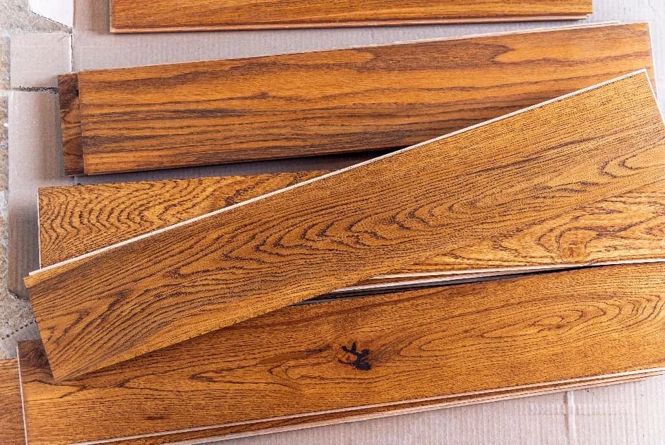 Jaki materiał na schody drewniane? 5 najlepszych gatunków drewna