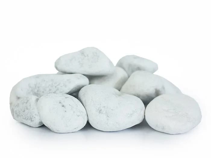 Skuteczne sposoby na to, jak wyczyścić białe kamyczki w ogrodzie