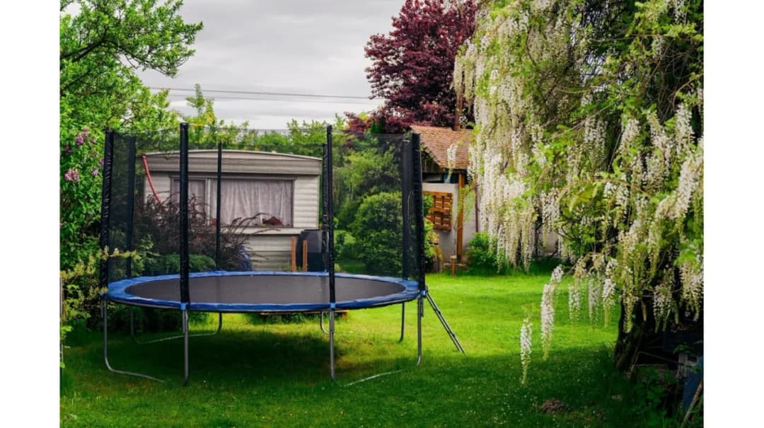 Najlepsza trampolina ogrodowa: 5 modeli, które Cię zaskoczą