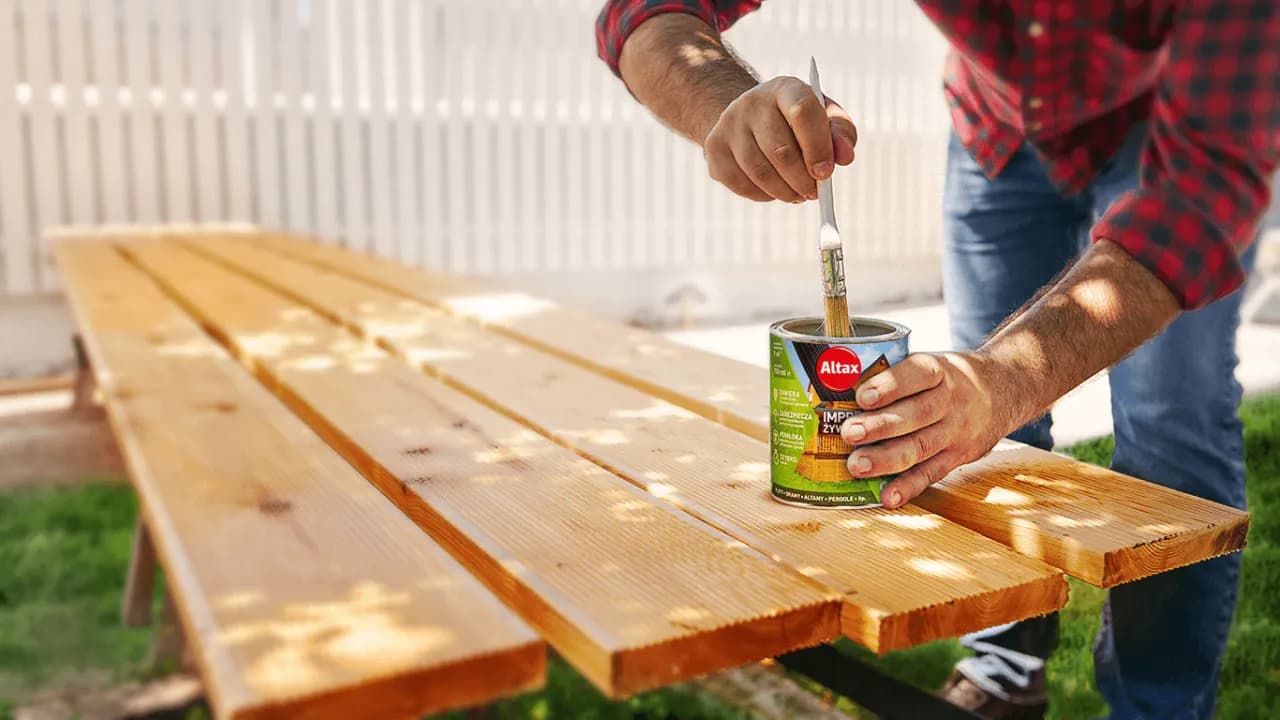 Malowanie mokrych desek: dlaczego to zły pomysł i jakie konsekwencje?